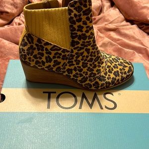 Tom’s leopard ankle boots